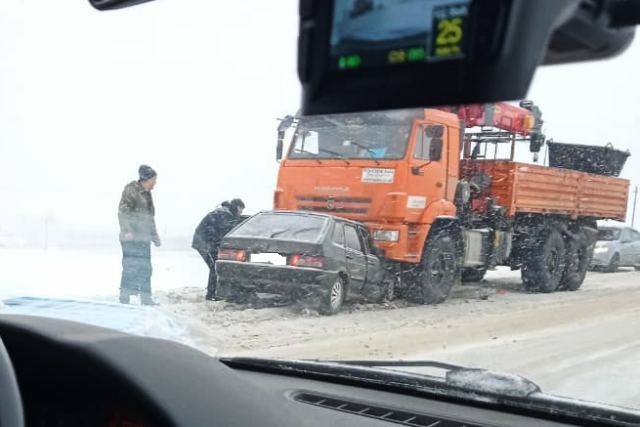Под камаз попал